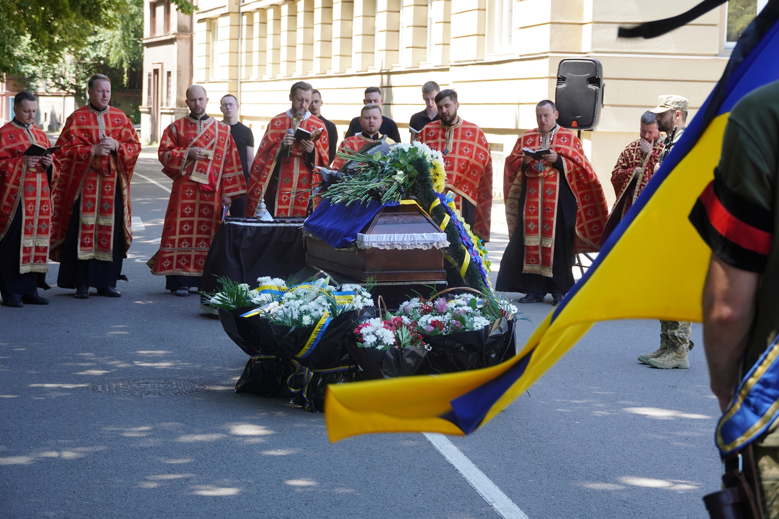 Ужгород попрощався із полеглим Героєм, 40-річним солдатом Сергієм Желізкою.